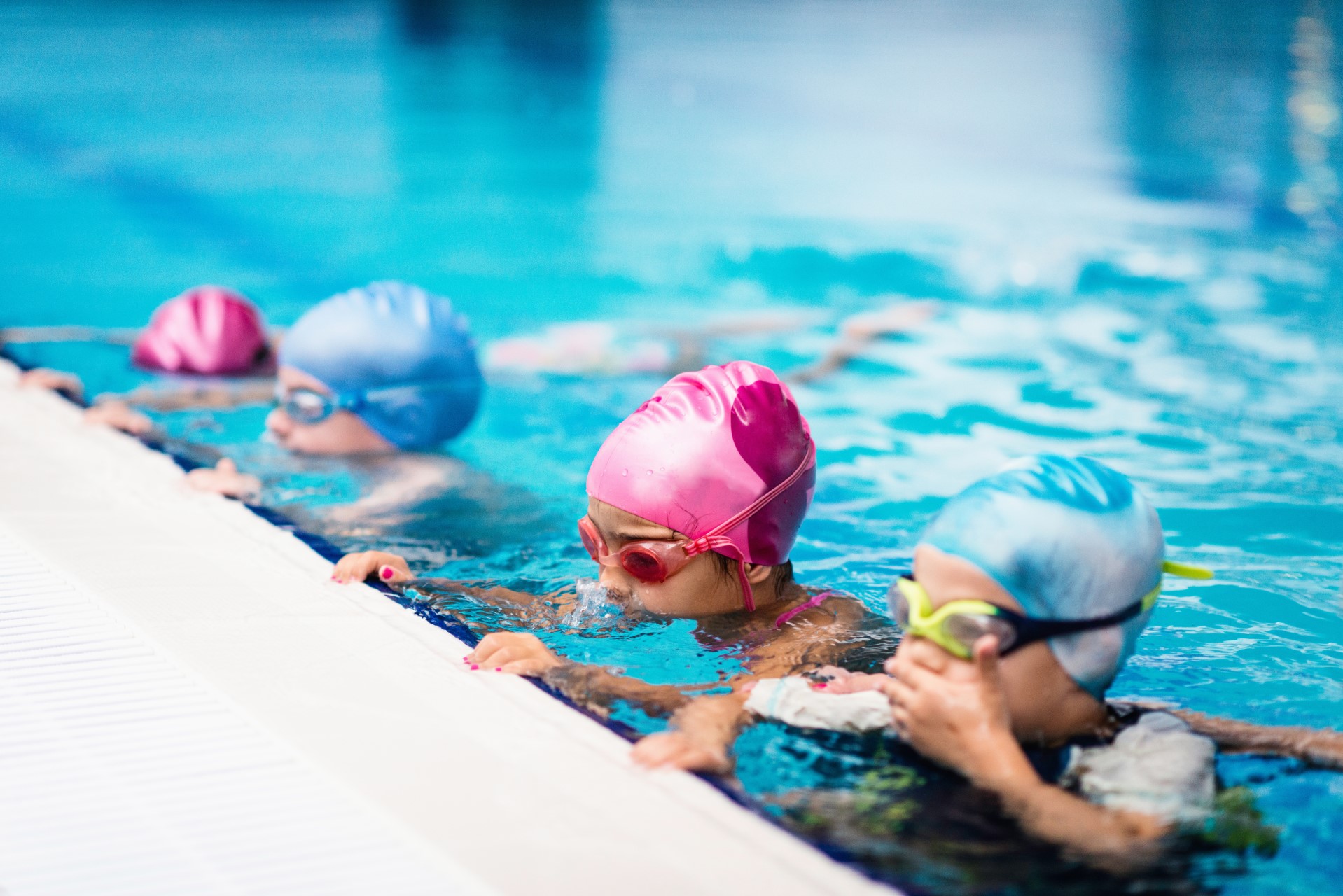 Bambini in acqua durante una lezione di nuoto